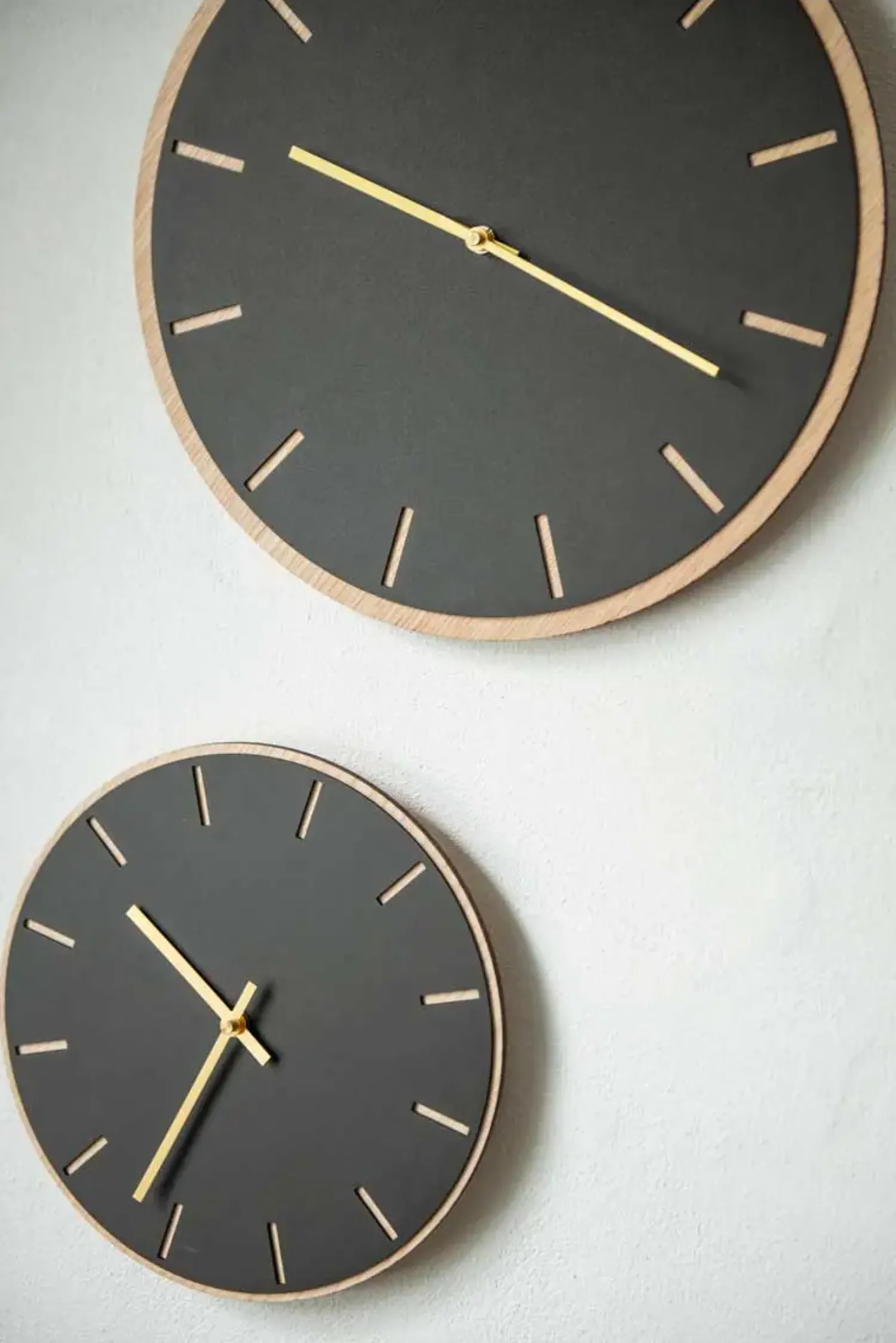 - Vægur - Lys Eg/Sort - Sorte visere - Ø28 cm*Hemverk