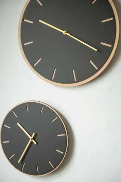 - Vægur - Lys Eg/Sort - Guld visere - Ø28 cm^Hemverk New