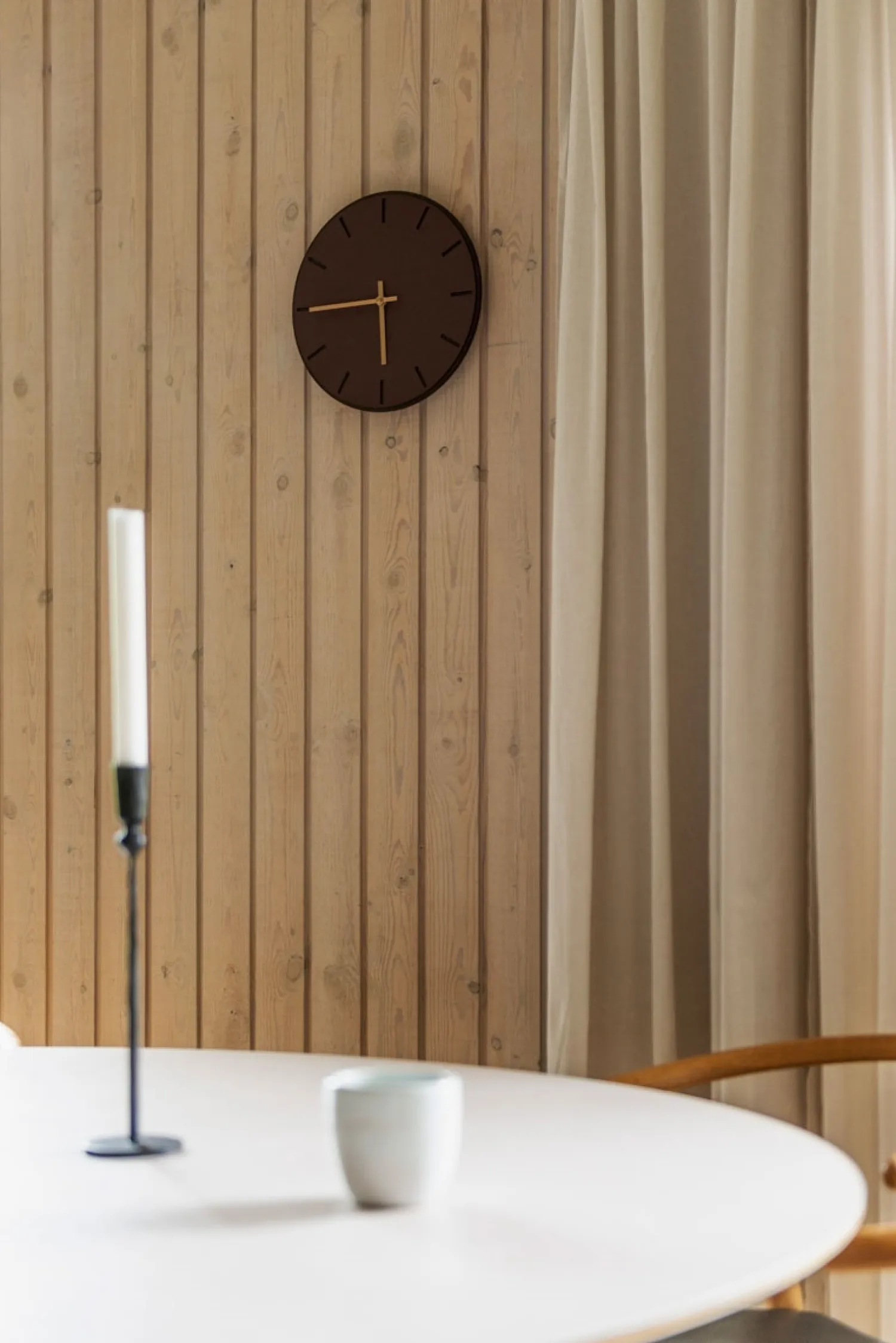 - Vægur - Mørk Eg/Burgundy - Guld visere - Ø28 cm^Hemverk Clearance