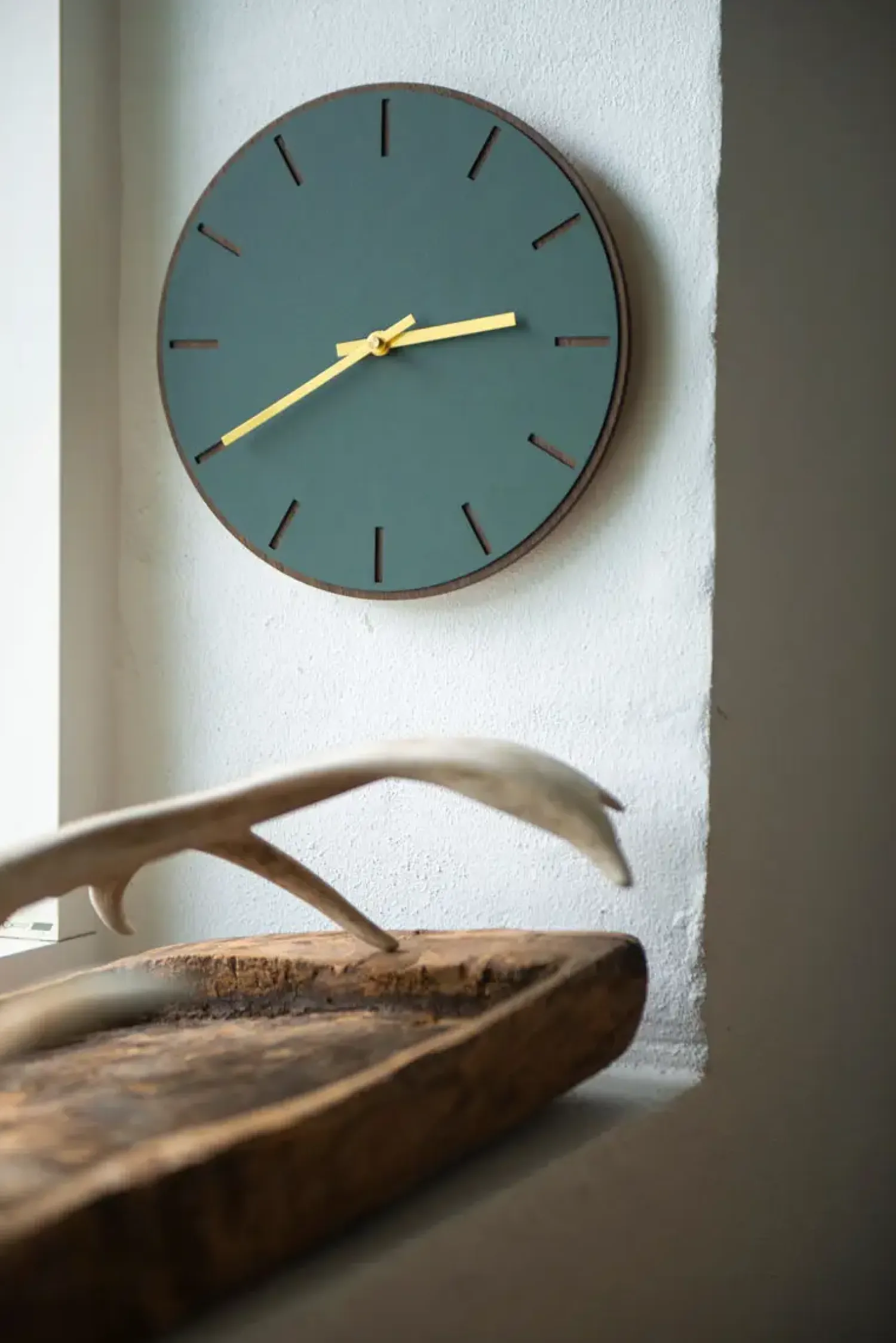 - Vægur - Mørk Eg/Conifer Grøn - Kobber visere - Ø28 cm*Hemverk Clearance