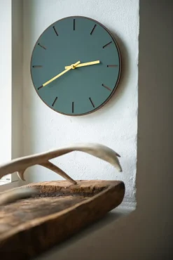 - Vægur - Mørk Eg/Conifer Grøn - Sølv visere - Ø38 cm*Hemverk Outlet