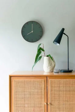 - Vægur - Mørk Eg/Conifer Grøn - Guld visere - Ø28 cm^Hemverk Best