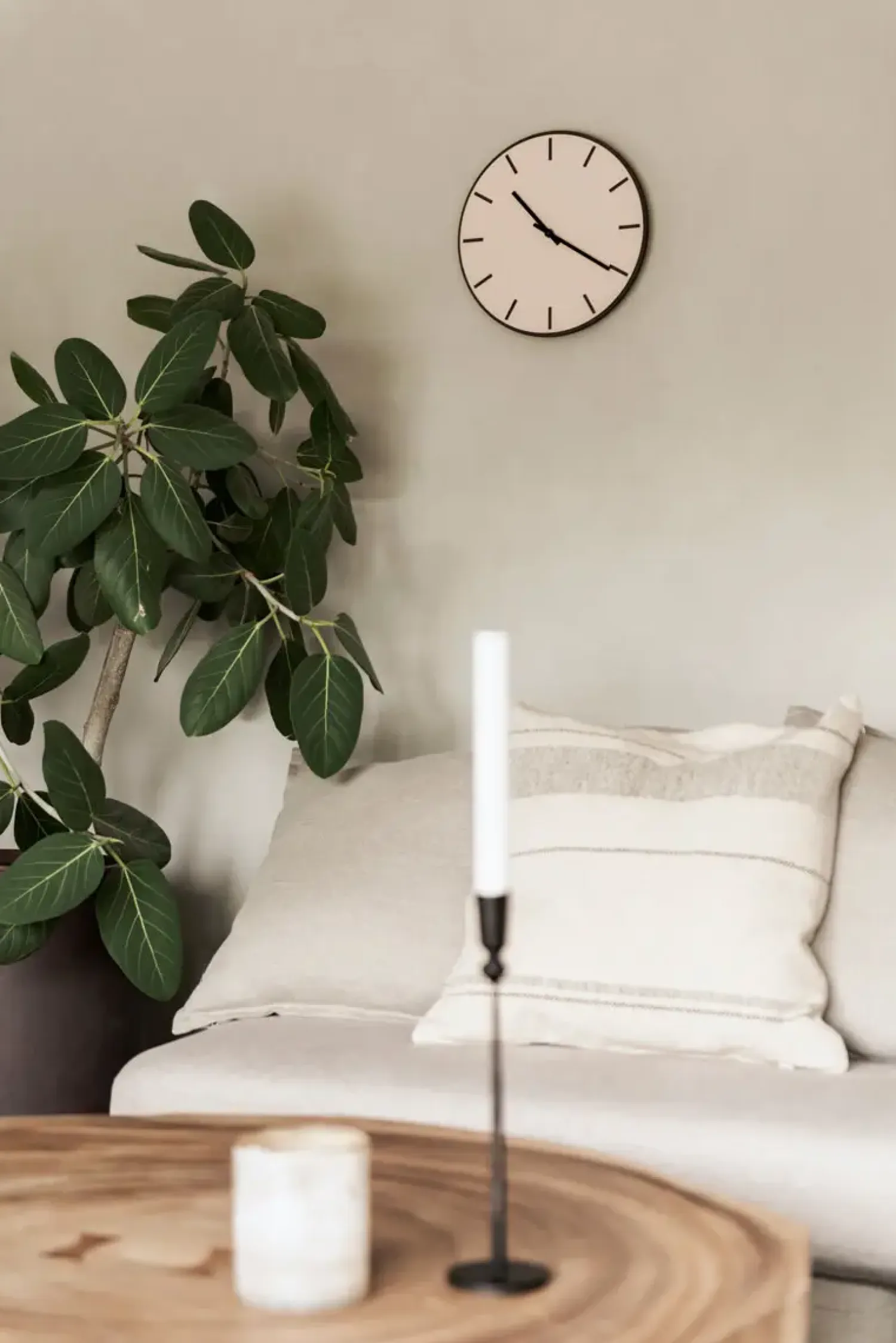 - Vægur - Mørk Eg/Powder Dusty Rose - Sølv visere - Ø28 cm^Hemverk