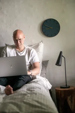 - Vægur - Mørk Eg/Smokey Blue - Guld visere - Ø38 cm^Hemverk Hot