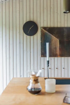 - Vægur - Mørk Eg/Sort - Guld visere - Ø38 cm^Hemverk