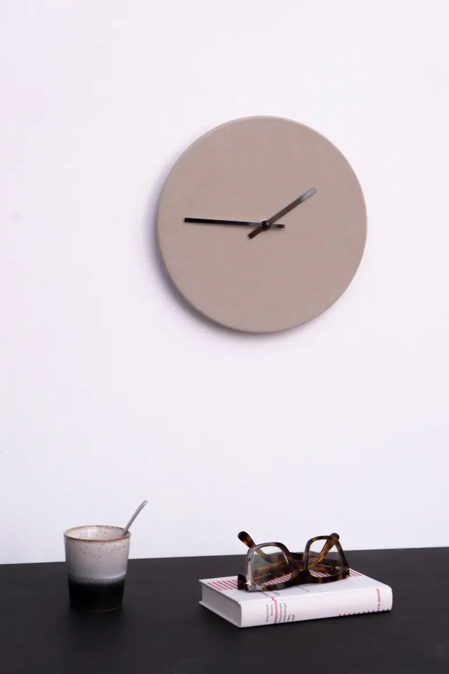 - Vægur - Shape Chocolate - Sorte visere - Ø28 cm^Hemverk Online