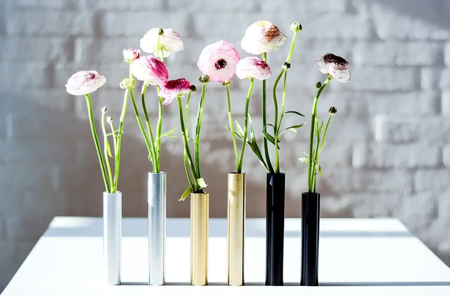 - Slim Vase - Messing - Højde 17 cm^Kunstindustrien Sale