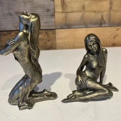 - Kvinde, siddende*La Vida Discount