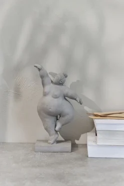 - Serafina kvinde figur H28,8 cm. grå^Lene Bjerre New