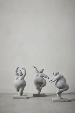 - Serafina kvinde figur H28,8 cm. grå^Lene Bjerre New