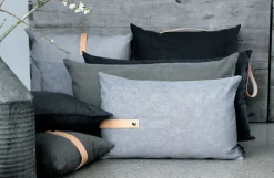 pude - Pude i sort canvas 60 x 40 cm^Louise Smærup Hot