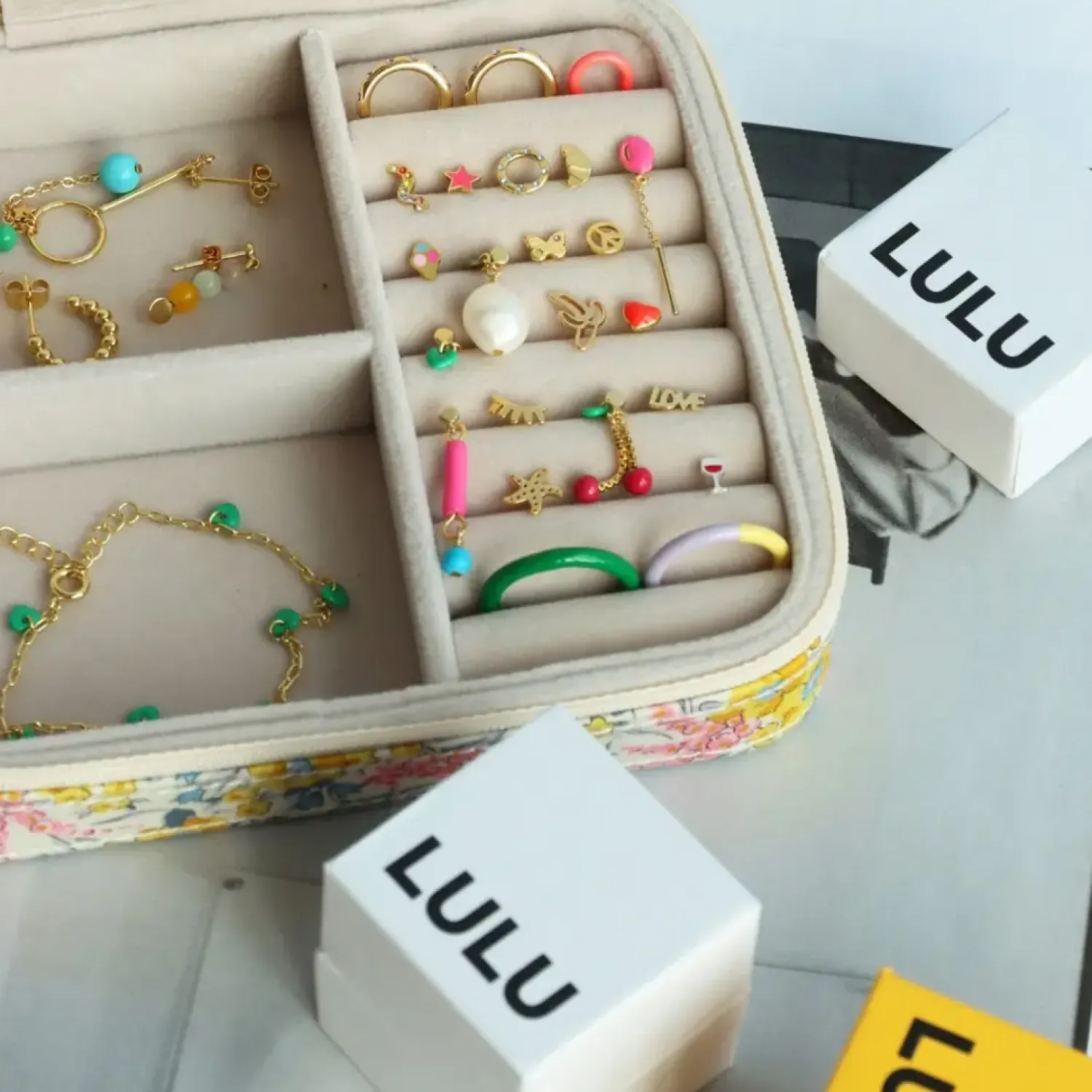 - Ørestikker - Topping Short Love U - Light Green / Lysegrøn - 1 stk.*LULU Copenhagen Online