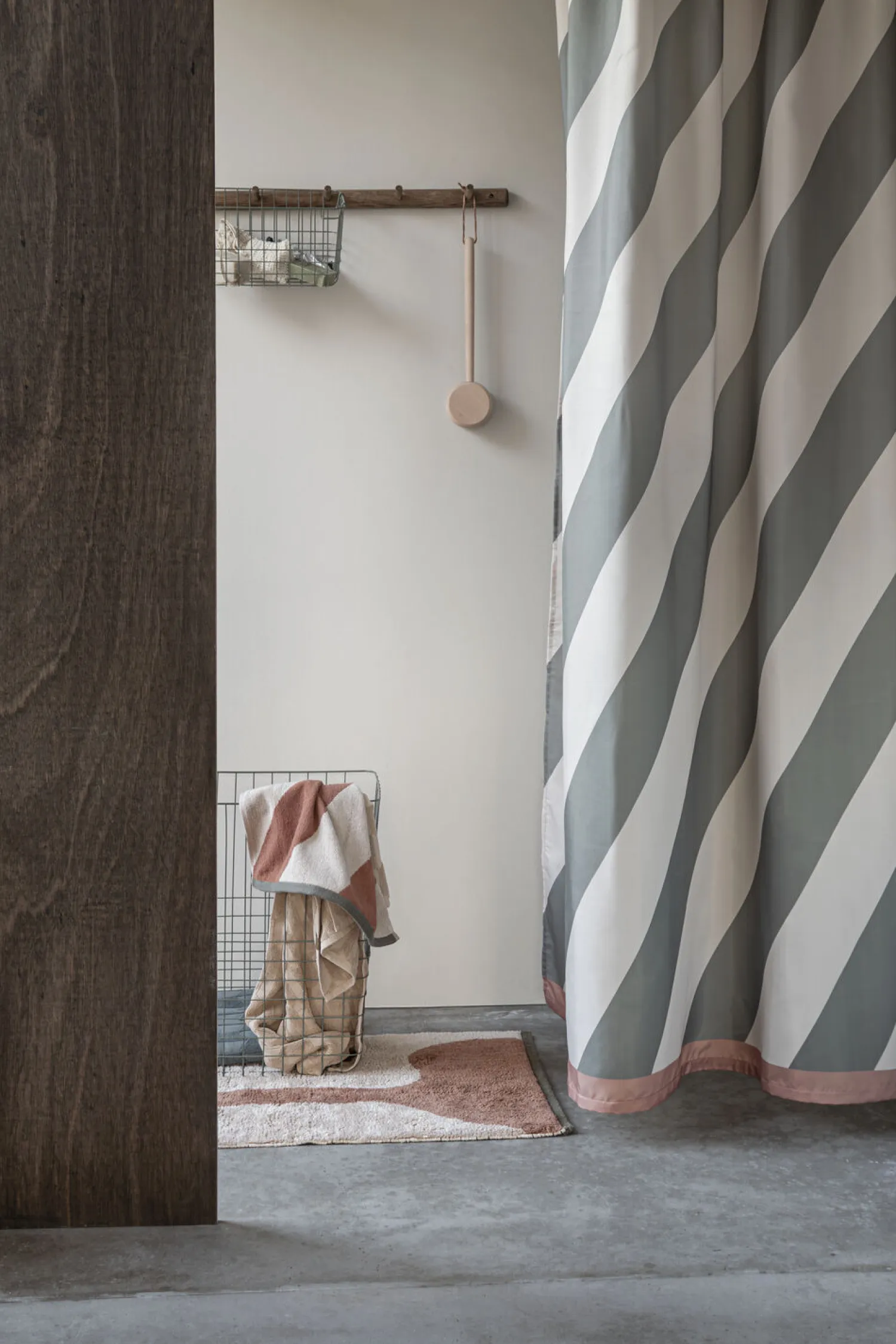 - DIAGONAL shower curtain - Dark olive*Mette Ditmer Outlet