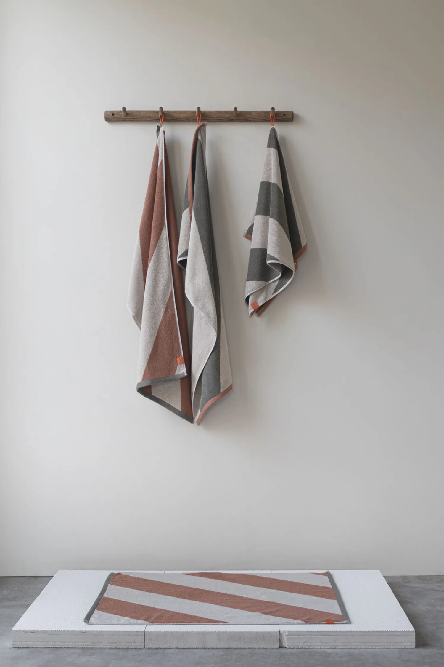 - DIAGONAL towel - Dark olive*Mette Ditmer Online