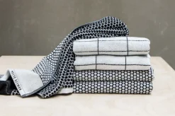 - FLINESTEN håndklæde, sort / råhvid^Mette Ditmer Outlet