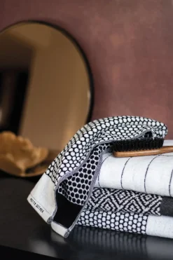 - GRID badehåndklæde, sort / råhvid*Mette Ditmer Online