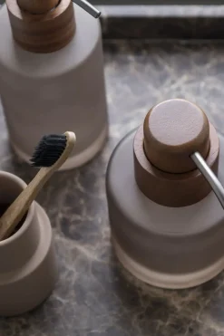 - MODEST-sæbedispenser - Walnut - Ø9 x H14 cm^Mette Ditmer Discount