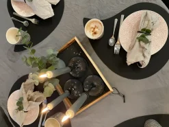 - Drop Dækkeserviet - Grå^MILLE W NORDISK DESIGN