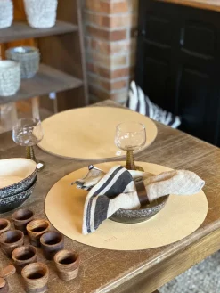 - Rund Dækkeserviet - Sort læder - Ø40 cm^MILLE W NORDISK DESIGN Outlet