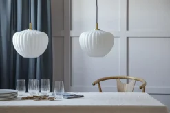 - Lampe - MOMA pendel - Opal glas og børstet Messing*Moudhome Clearance