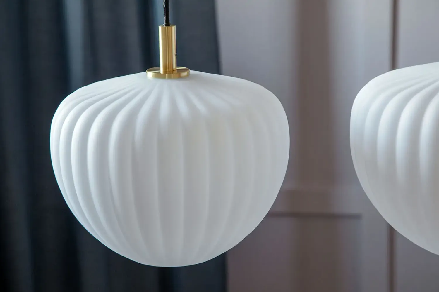 - Lampe - MOMA pendel - Opal glas og børstet Messing*Moudhome Clearance