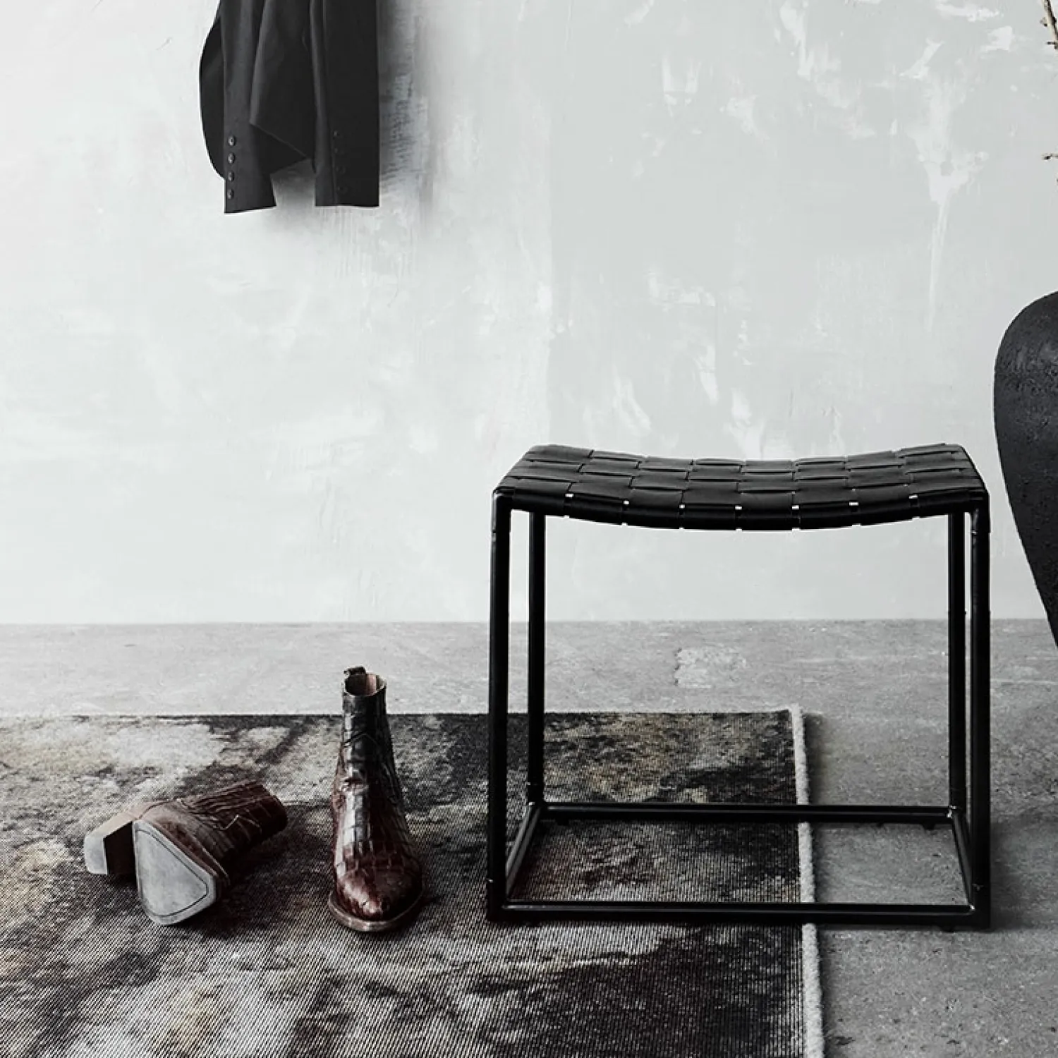 - Taburet - Soho - sort med flettet læder - 50x31cm, H42 cm*Muubs New