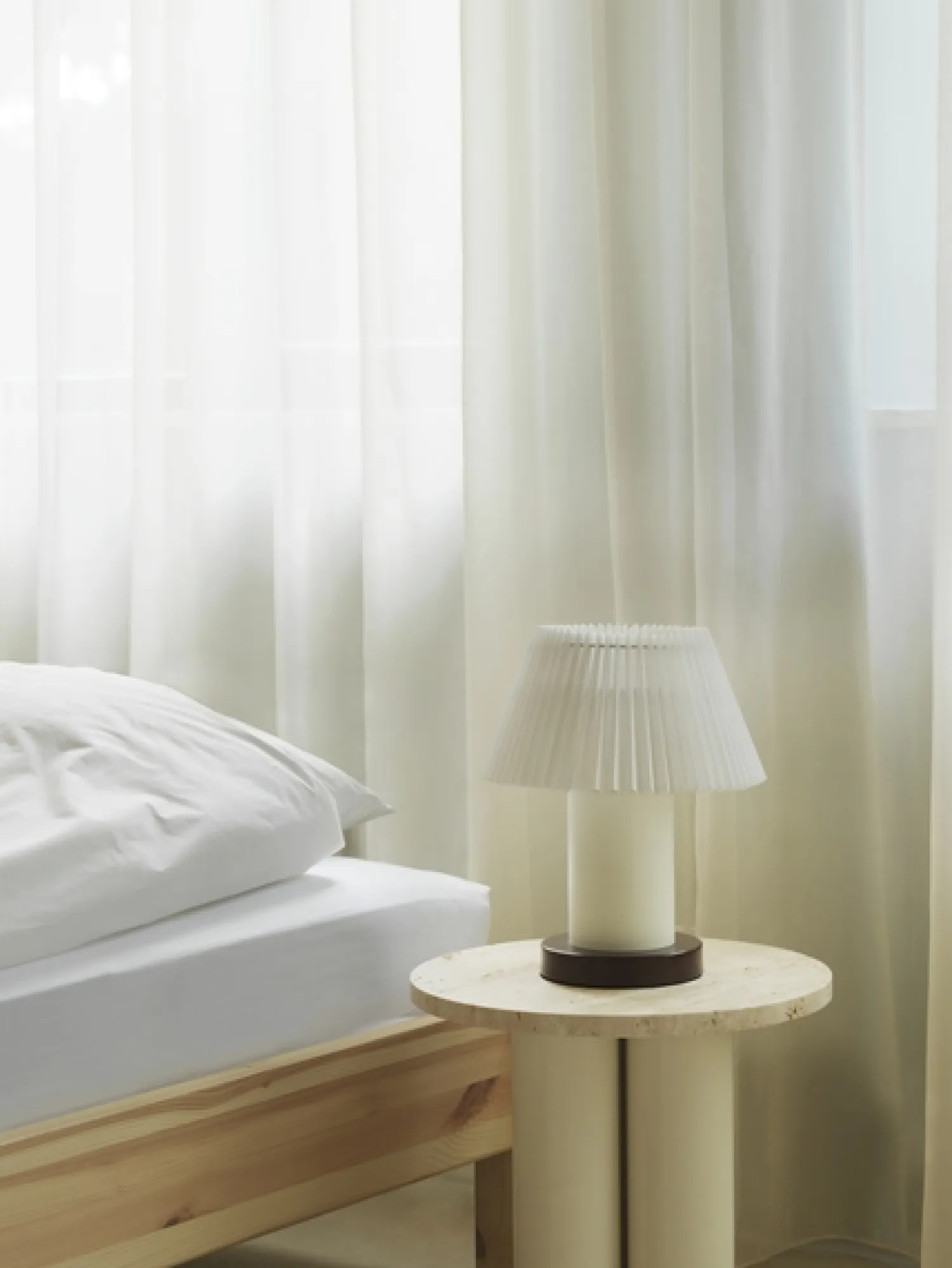 - Cellu - Bordlampe - Hvid med brun bund^Normann Copenhagen Online