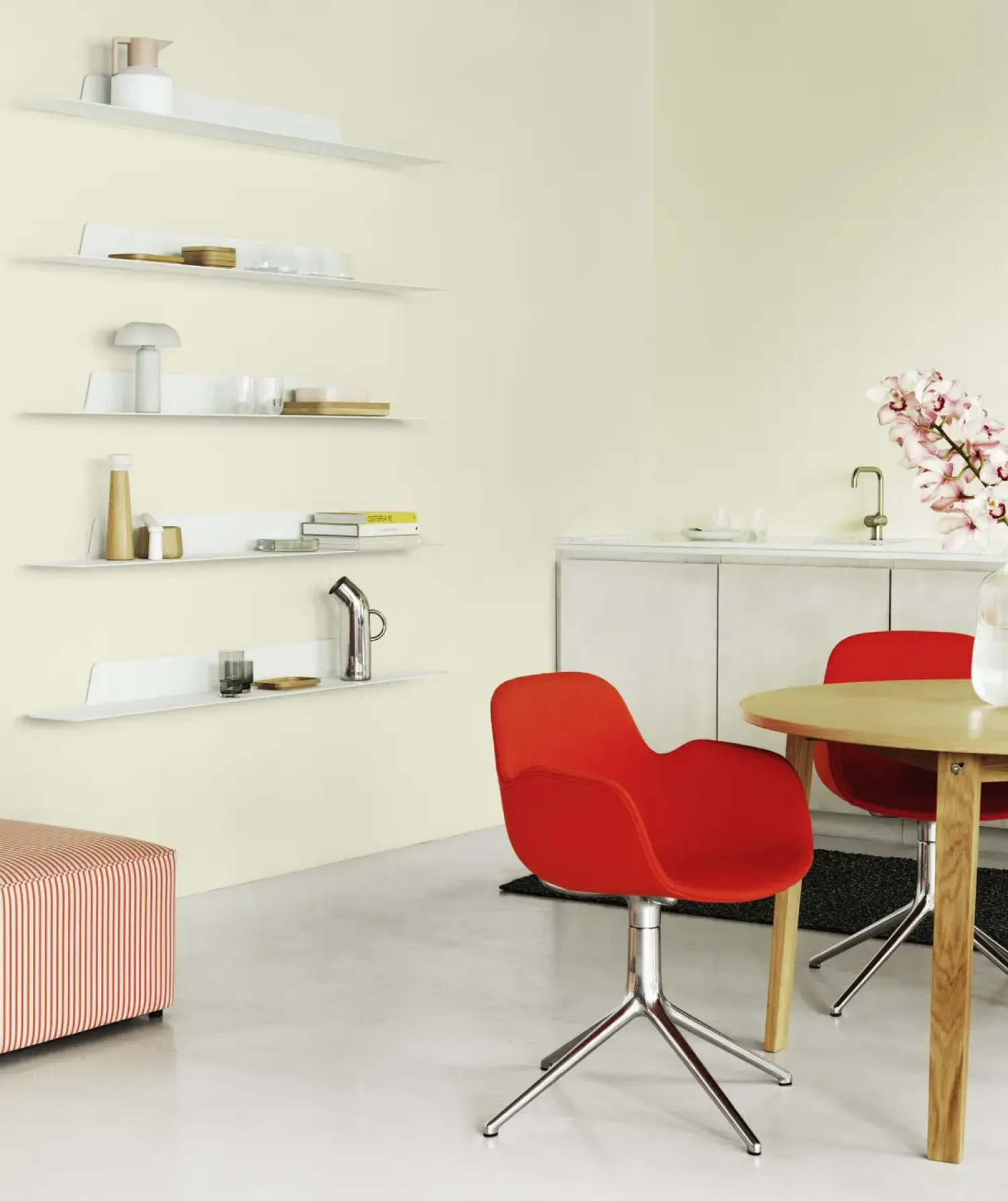 - Form Armstol Swivel 5W med hjul - Alu/Blå^Normann Copenhagen Hot