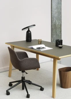 - Form Armstol Swivel 5W med hjul - Sort/Varm grå^Normann Copenhagen Sale