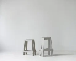 - Let Barstool 65 cm - lys grå^Normann Copenhagen Outlet
