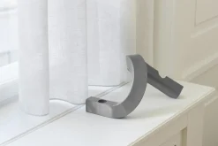 - Lysestage - Crooked Candlestick Two - Warm Grey / Varm Grå^Normann Copenhagen Discount