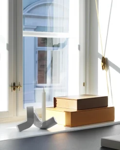 - Lysestage - Crooked Candlestick One - Grey / Grå*Normann Copenhagen Hot