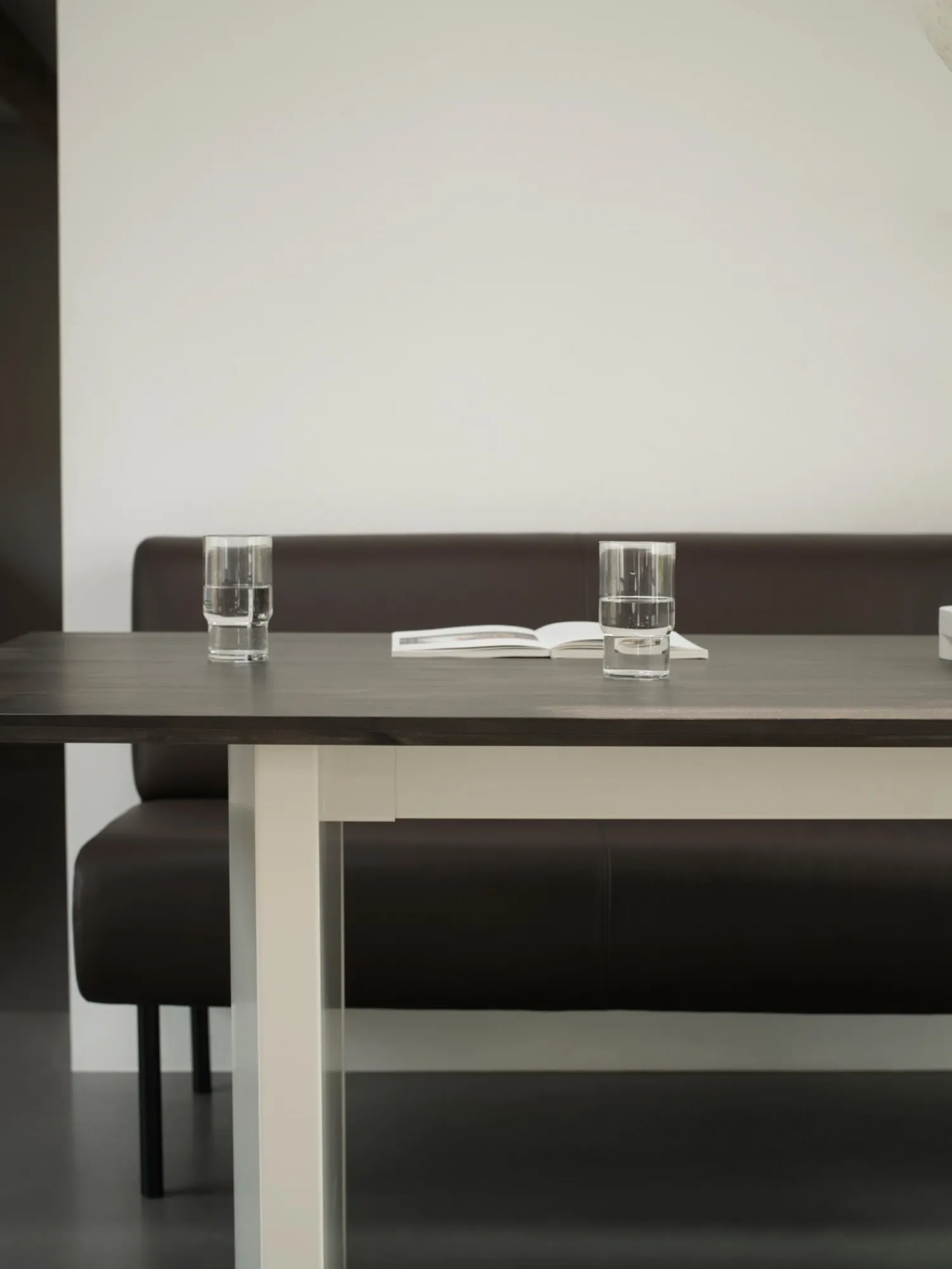 - Panel Table 90 x 250 cm Cream - mørkebrun*Normann Copenhagen Best