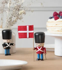 NovoForm - Rød garder m. flag og gevær^ Sale