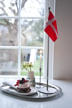 - Bord-flagstang (35-cm) med DANSK flag^Piet Hein Online