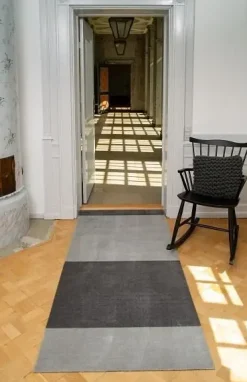 - Smudsmåtte - Stripes Horizon - Steelgrey/Lysegrå - 90x130 cm^Tica Copenhagen New