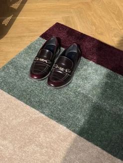 - Smudsmåtte - Stripes Horizon - Grøn/Ivory/Bordeaux - 67x120 cm^Tica Copenhagen Online