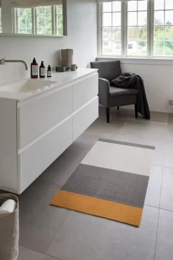 - Smudsmåtte - Stripes Horizon - Lysegrå og Dijon - 90x200 cm^Tica Copenhagen Best