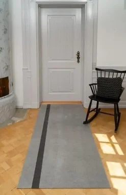 - Smudsmåtte - Stripes Vertical - Lysegrå/Steelgrey - 67x120 cm*Tica Copenhagen Sale