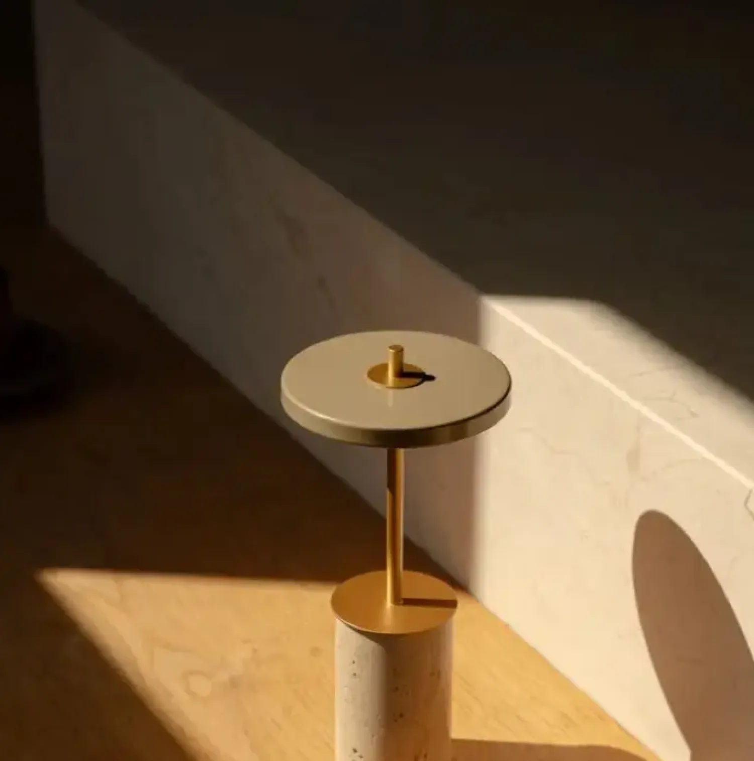 - Bordlampe - Asteria Move Mini - Clay Travertine Messing*Umage