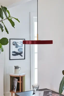 - Pendel - Asteria - Messingtop/Ruby red - Mini Ø31 cm^Umage Clearance