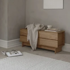 - Correlation Bench. Slagbænk i eg og med opbevaring*We Do Wood