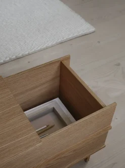 - Correlation Bench. Slagbænk i eg og med opbevaring*We Do Wood