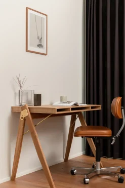 - skrivebord i eg - Field desk*We Do Wood Hot